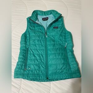WOMEN’S PATAGONIA LIGHTWEIGHT DOWN VEST, SIZE MED.